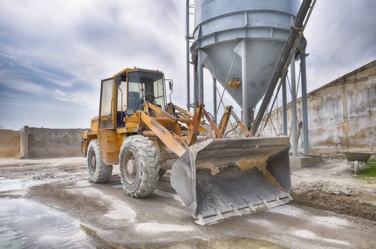 Бетонов възел в Каварна - DVS Beton, строителни машини - багер